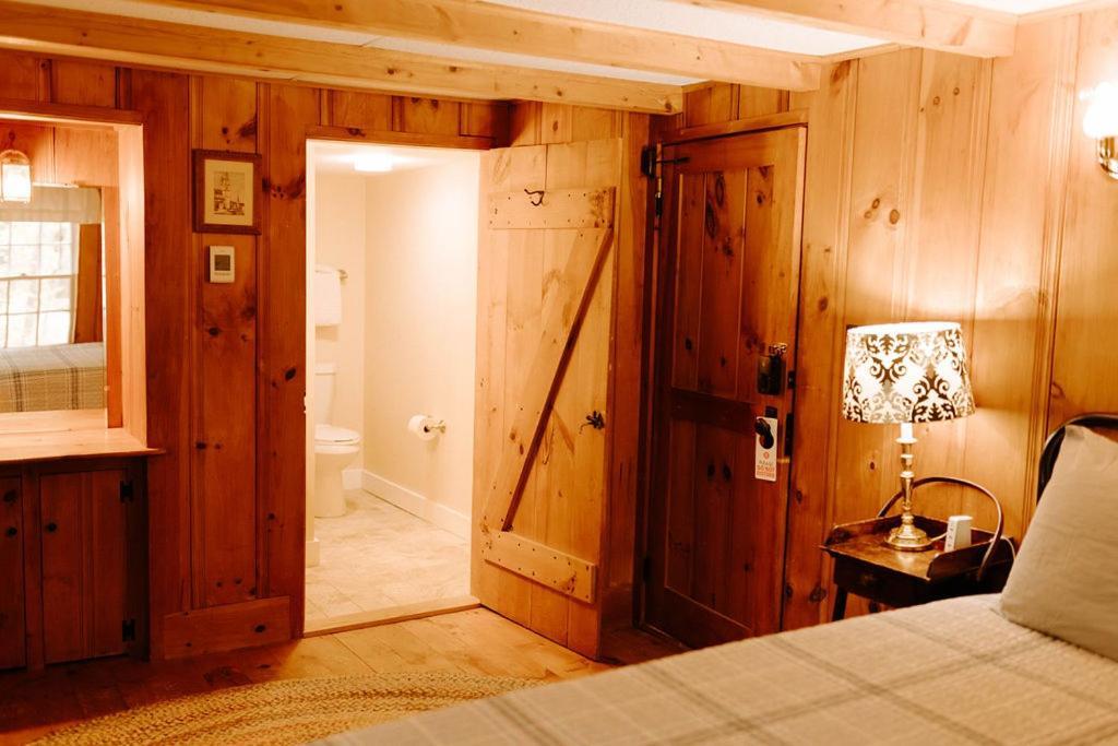 Snowvillage Inn Eaton Center Экстерьер фото
